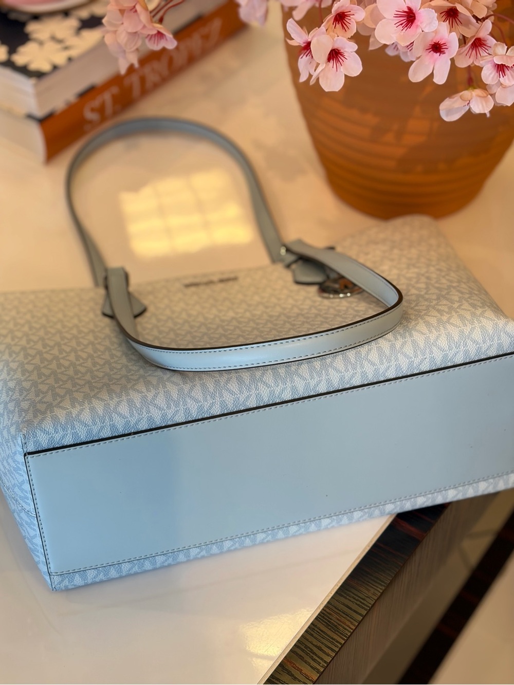 MICHAEL KORS Sheila Large Ombré Signature Logo Tote Bag - Picture 11 of 13